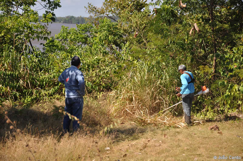 Serviço de capinagem na área externa do Forte Pauxis